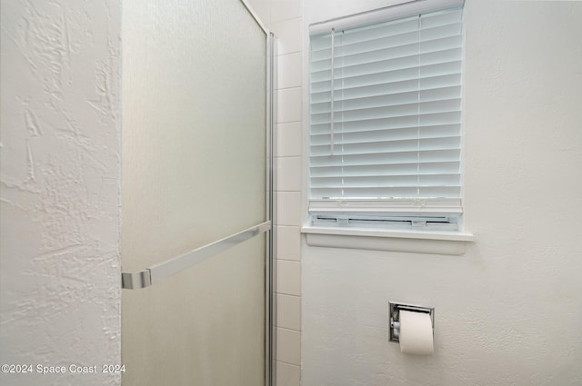 interior details with a shower with shower door