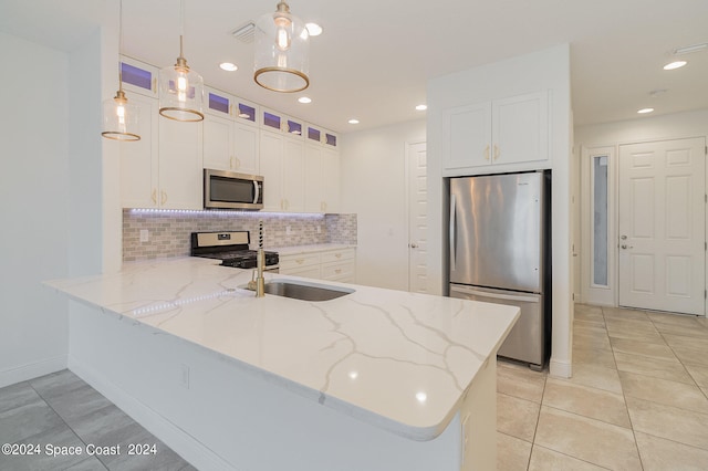 kitchen featuring stainless steel appliances, kitchen peninsula, and hanging light fixtures