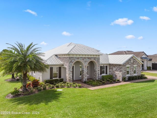 view of front of property featuring a front yard