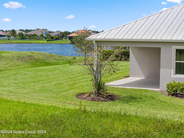 view of yard featuring a water view