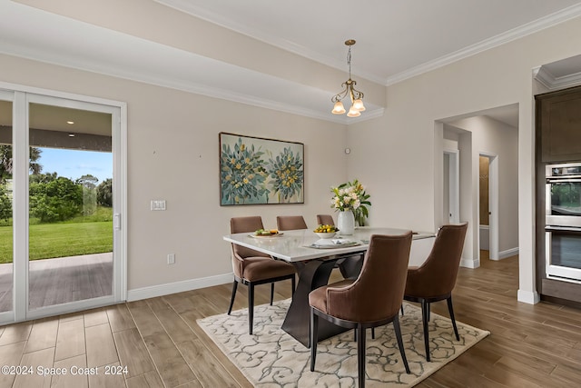 dining room featuring an inviting chandelier, light hardwood / wood-style flooring, and ornamental molding