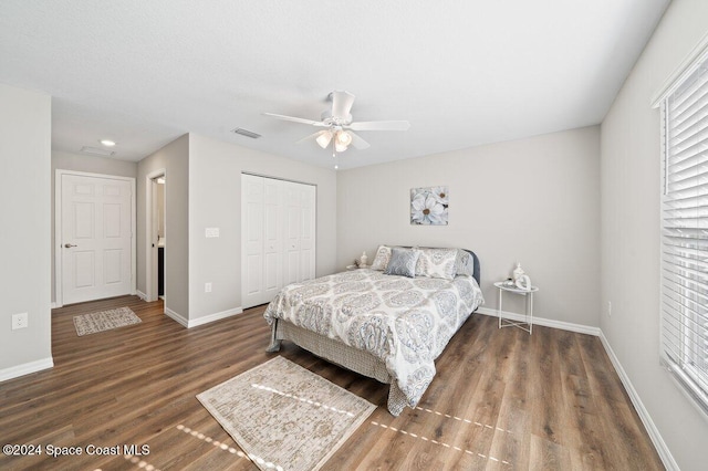 bedroom featuring ceiling fan, dark wood-type flooring, and a closet