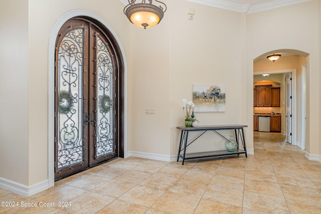 entryway featuring crown molding