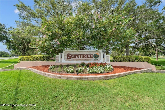 community / neighborhood sign featuring a yard