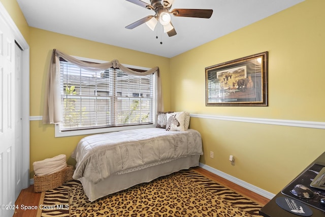 bedroom with light hardwood / wood-style flooring, a closet, and ceiling fan