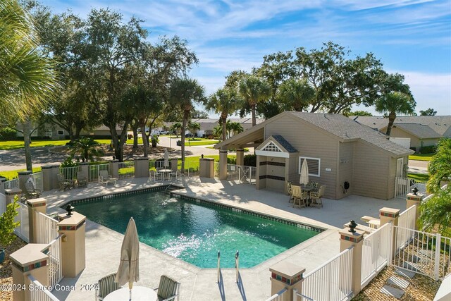618 Mimosa Ct, Melbourne, FL 32940 - view of swimming pool featuring a fenced in pool, a patio area, and fence