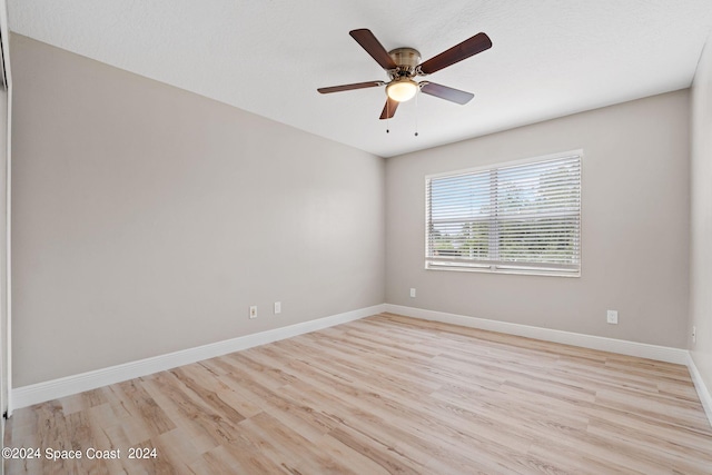 unfurnished room featuring light hardwood / wood-style floors and ceiling fan