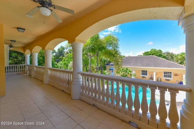 balcony featuring ceiling fan