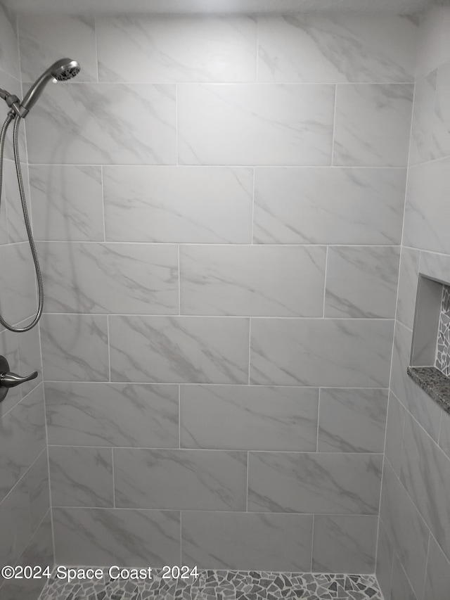 bathroom featuring tiled shower