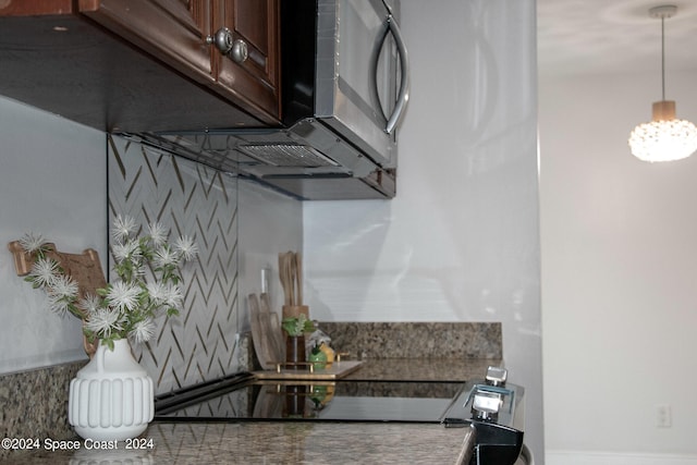 kitchen featuring hanging light fixtures