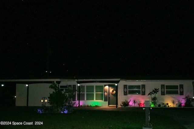 view of front of home featuring a yard