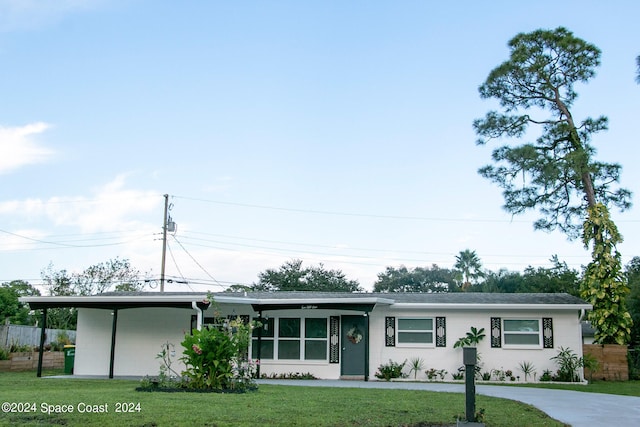 ranch-style house featuring a front lawn