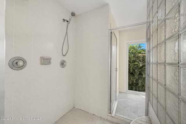 1165 Old Parsonage Dr, Merritt Island, FL 32952 - bathroom with a tile shower