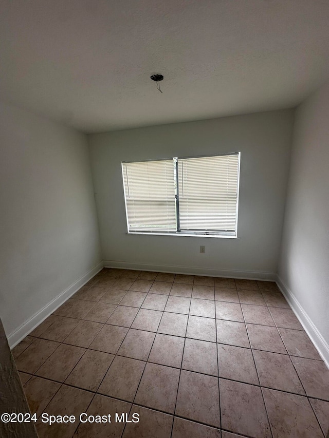 spare room featuring light tile patterned floors