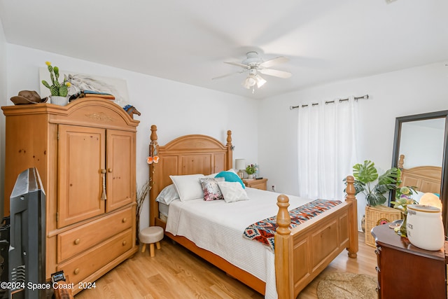 bedroom featuring light hardwood / wood-style floors and ceiling fan