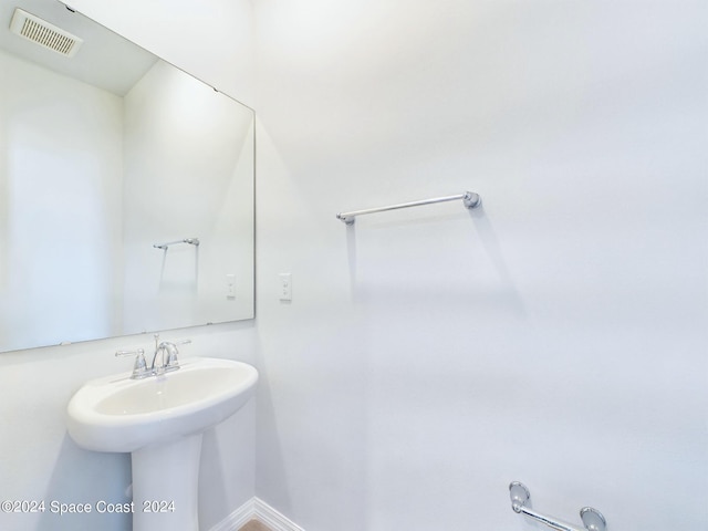 bathroom featuring sink