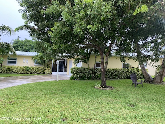 view of front of house featuring a front lawn