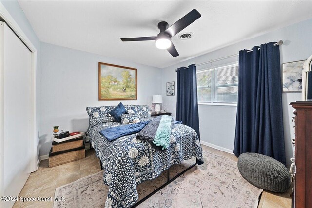 bedroom featuring ceiling fan and a closet