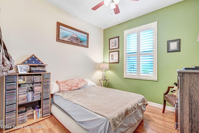 bedroom with light wood-style flooring, baseboards, and ceiling fan