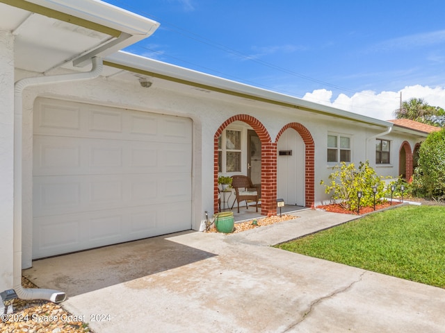 view of front of house with a front lawn and a garage