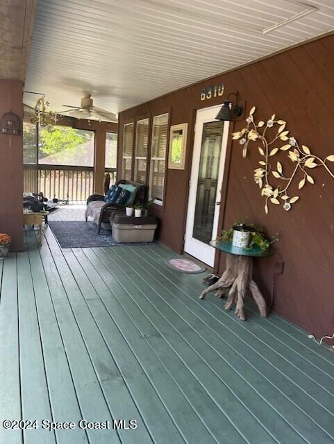 deck with ceiling fan