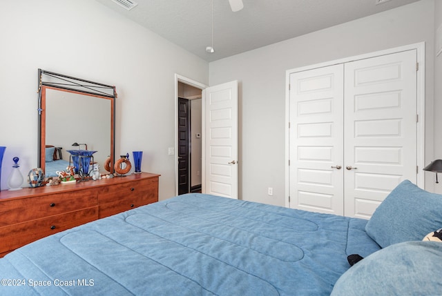 bedroom featuring a closet, ceiling fan, and a textured ceiling