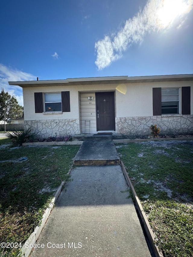 view of front facade featuring a front yard