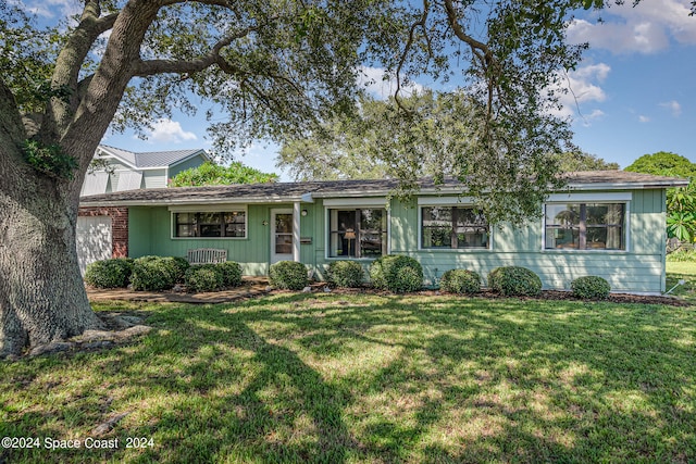 view of front of house with a front lawn