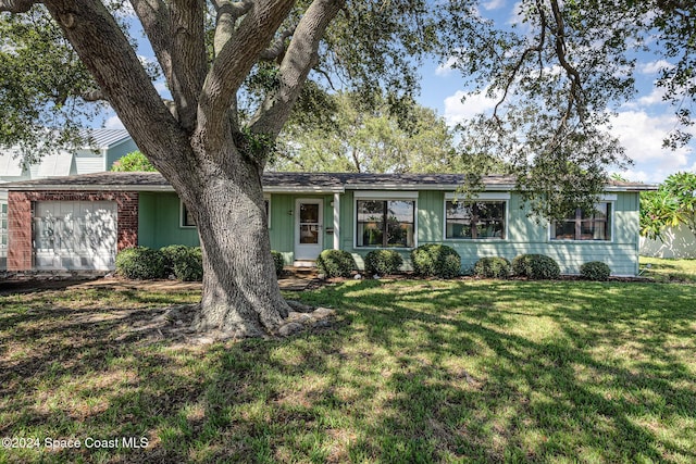 ranch-style house featuring a front lawn