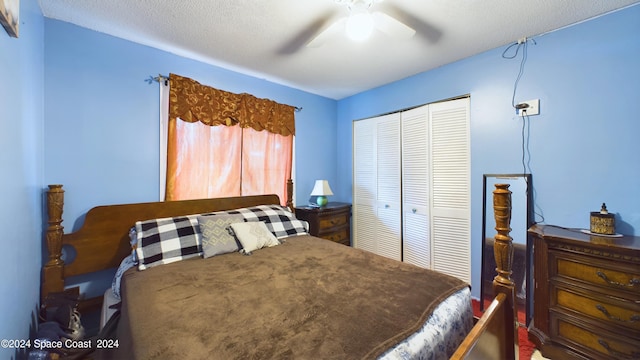 bedroom featuring ceiling fan, a textured ceiling, and a closet