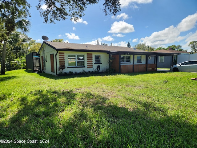 ranch-style home featuring a front lawn