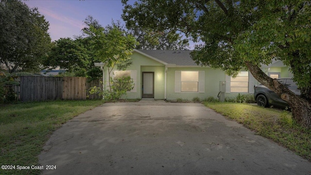 view of front of property featuring a yard