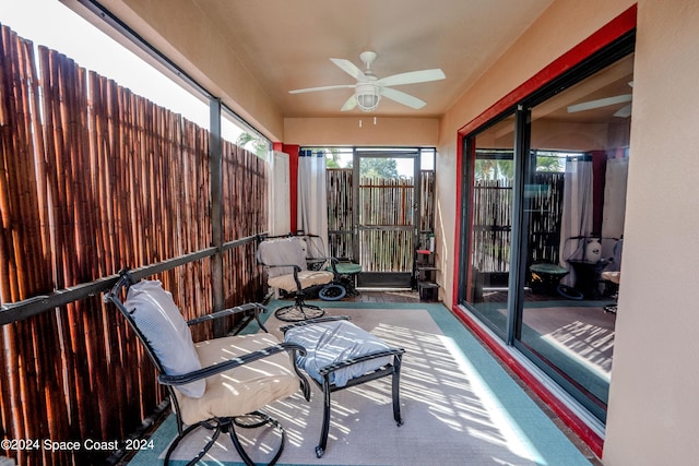 sunroom with ceiling fan