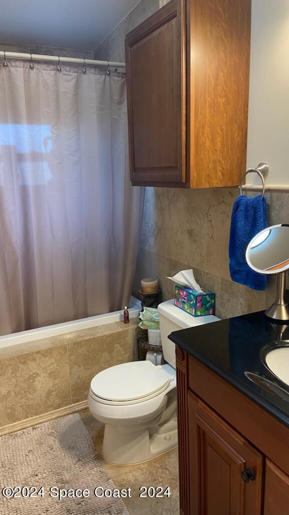 full bathroom featuring vanity, toilet, tile patterned floors, and shower / tub combo