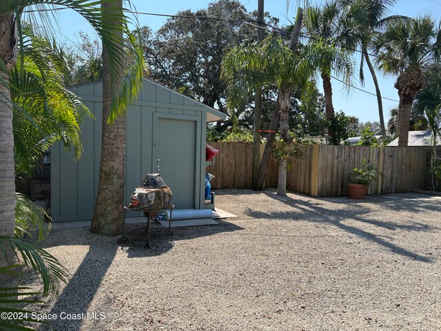 view of yard featuring a storage unit