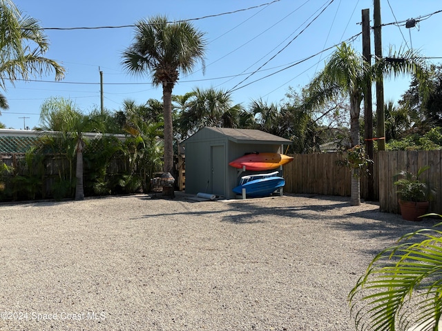 view of yard featuring a storage unit