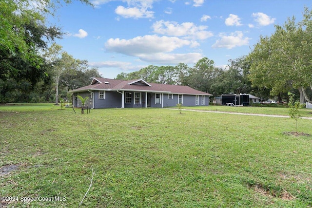 single story home with a front lawn