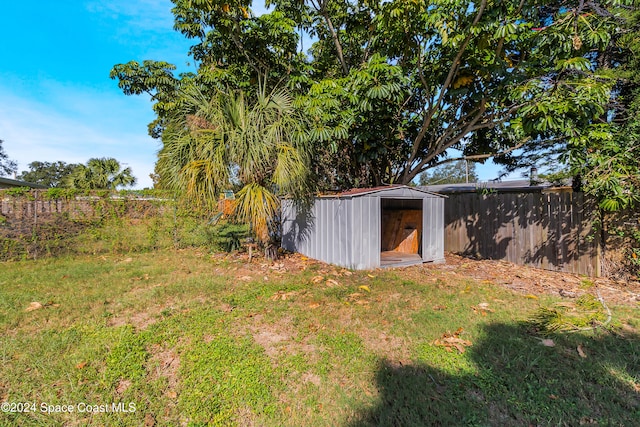 view of yard with a storage unit