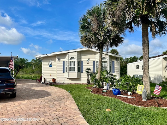 view of front of property featuring a front lawn