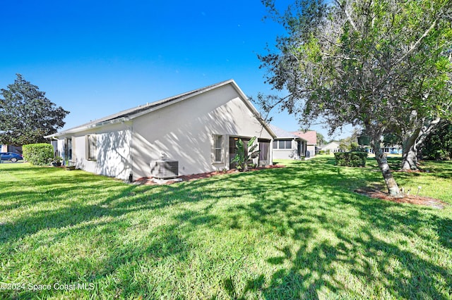 view of side of property featuring a yard