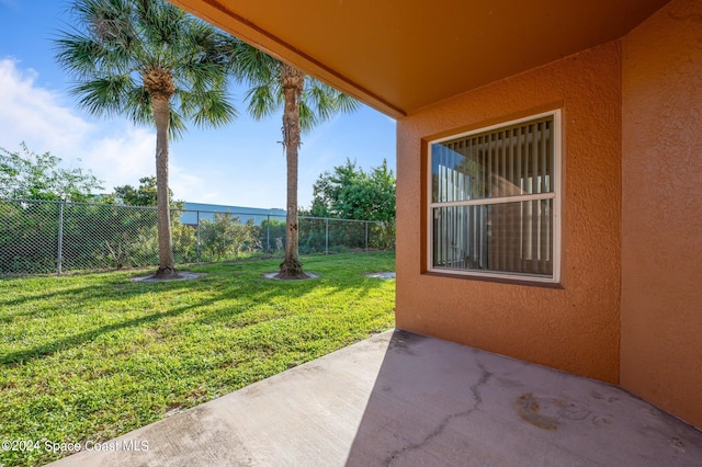 view of yard featuring a patio