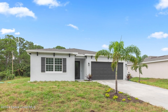 view of front of home featuring a front yard and a garage