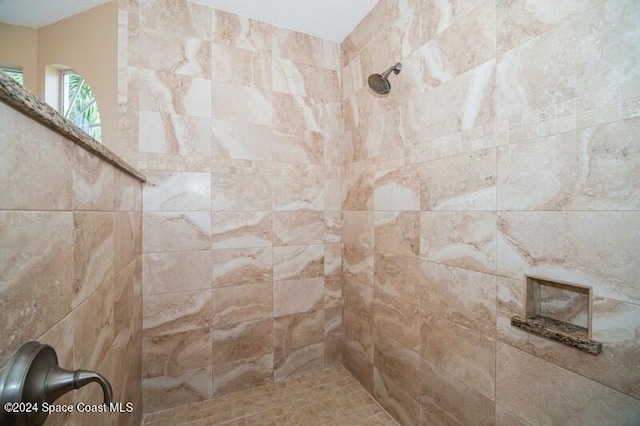 bathroom featuring a tile shower