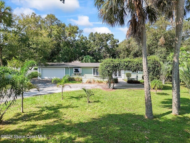 view of front of property featuring a front yard and a garage