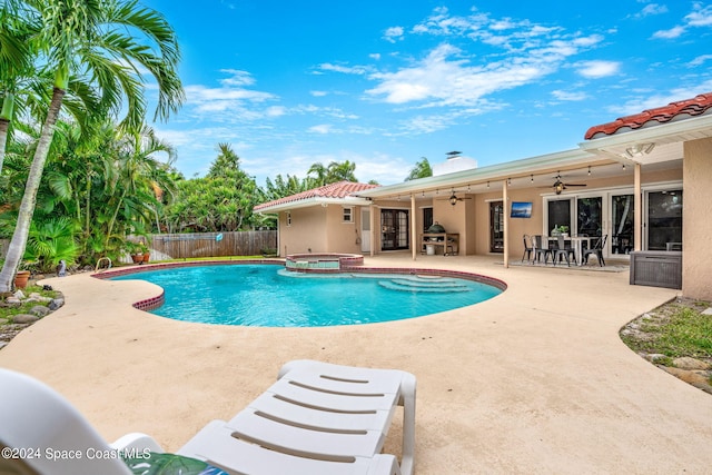 view of pool featuring an in ground hot tub, a patio area, and ceiling fan