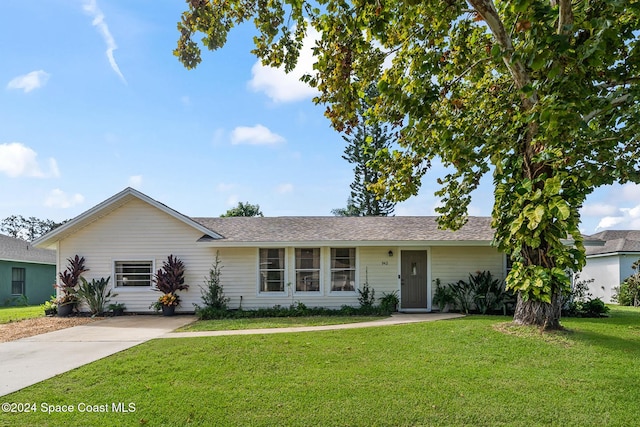 ranch-style home featuring a front lawn