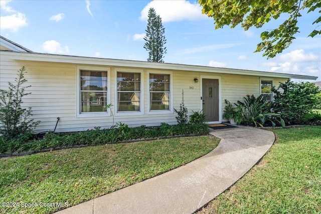 ranch-style house featuring a front lawn