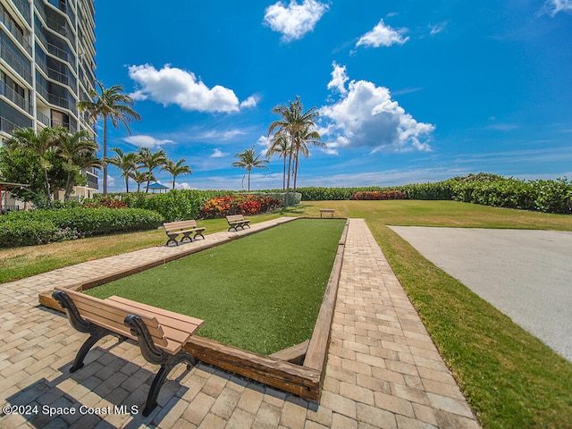 view of property's community featuring a lawn