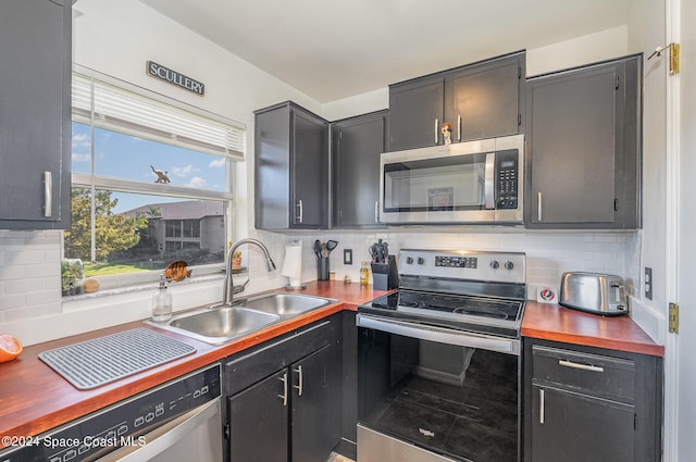 kitchen featuring decorative backsplash, sink, and stainless steel appliances