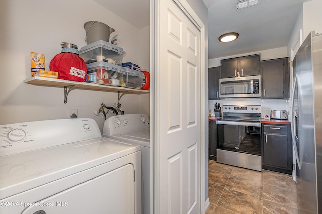 washroom featuring washing machine and clothes dryer